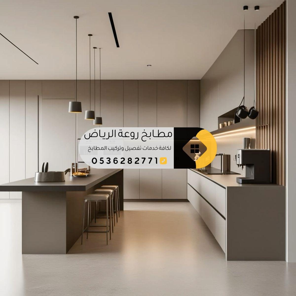 فني صيانة مطابخ يعمل على تصليح الحوض