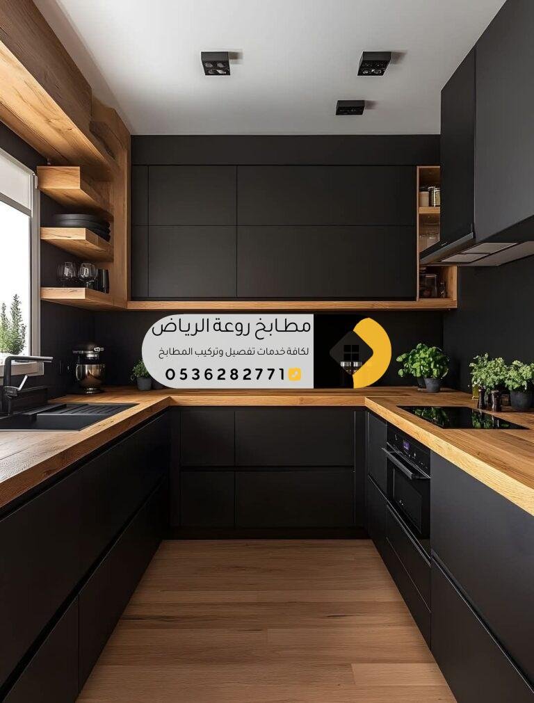فني تركيب مطابخ يقوم بتثبيت الخزائن