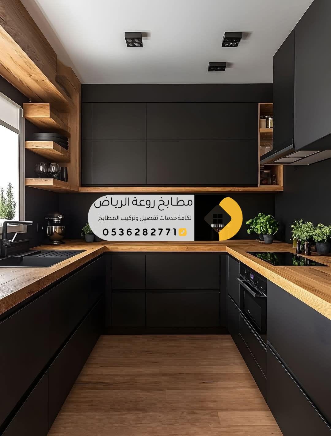 فني تركيب مطابخ يقوم بتثبيت الخزائن