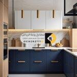 معلم مطابخ يقوم بتركيب خزائن جديدة